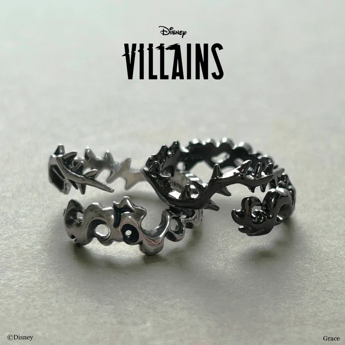 【<Disney villains>Ring -Maleficent-】 茨と雷が指に絡みつく、ダークでスタイリッシュなデザイン 強大かつ洗練された魔力を操る「#マレフィセント」をイメージした、繊細なディテールと存在感のあるボリューム 偉大なる魔女の魅力を感じさせるリングです #Disney #ディズニー 