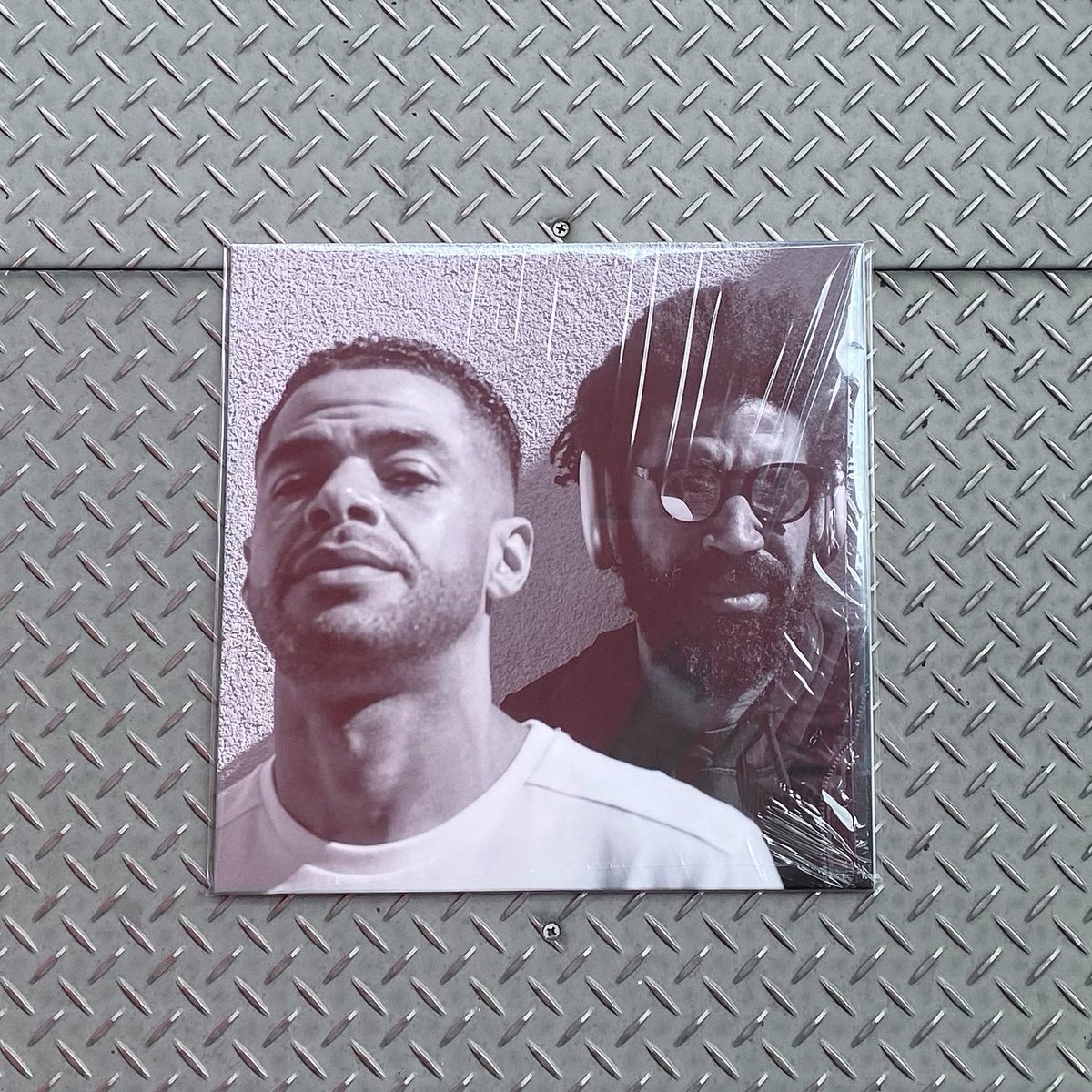 MicachuやSpeakers Corner Quartetらと共演しているドラマー／プロデューサー、Kwake Bassと2013年にはMos Defの前座を務めた経歴もあるConfucius MCの共作！ ジャズやアブストラクトなアプローチも垣間見えるパワフルなヒップホップを奏でます。

【LP】CoN &amp; KwAkE / In The Tower〈Native Rebel〉