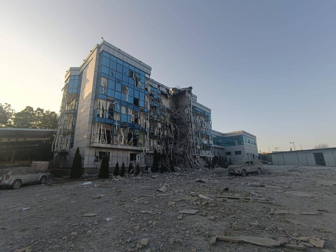 Am Morgen des 24. Juli griff #Russland im Gebiet #Charkiw das Büro der Schweizerischen Stiftung für Minenräumung mit einer ballistischen Rakete an.
Dadurch wurden das Gebäude und die Autos der Organisation beschädigt.
📷: Tg / Oleh Syniehubov