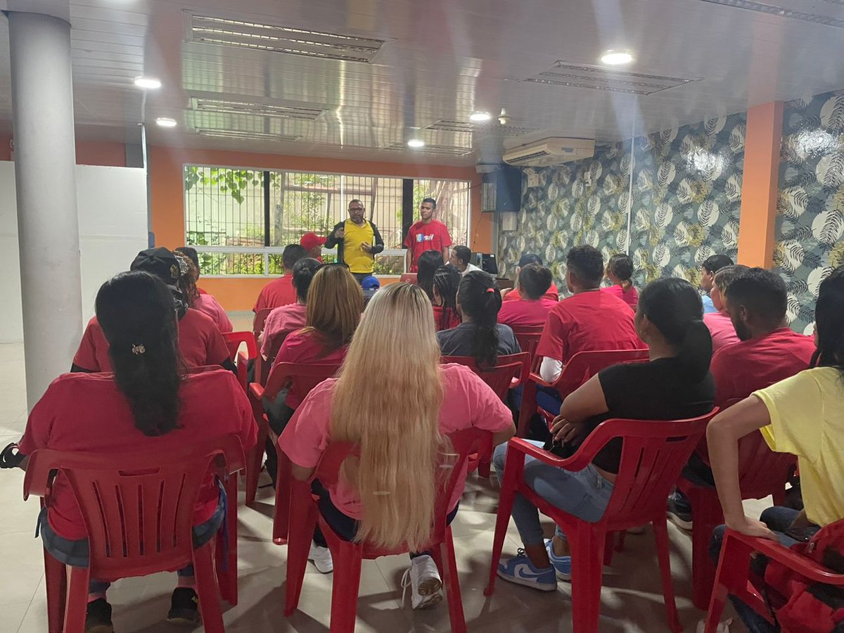 ¡A sólo 4 días para un lindo amanecer! Y la juventud de Caroní ya está preparada y organizada parroquialmente para movilizar a toda nuestra militancia juvenil chavista. Nosotros tenemos nuestro candidato y es el de la calle <a href="/NicolasMaduro/">Nicolás Maduro</a> 

<a href="/OviedoPSUV/">Tito Oviedo</a> <a href="/JuventudPSUV/">Juventud PSUV</a>