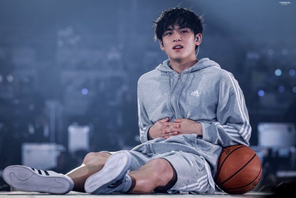 9_71xla's tweet photo. kuya pls no to basketball players na nga ako e 🤕 https://t.co/HkMQ6H0j10