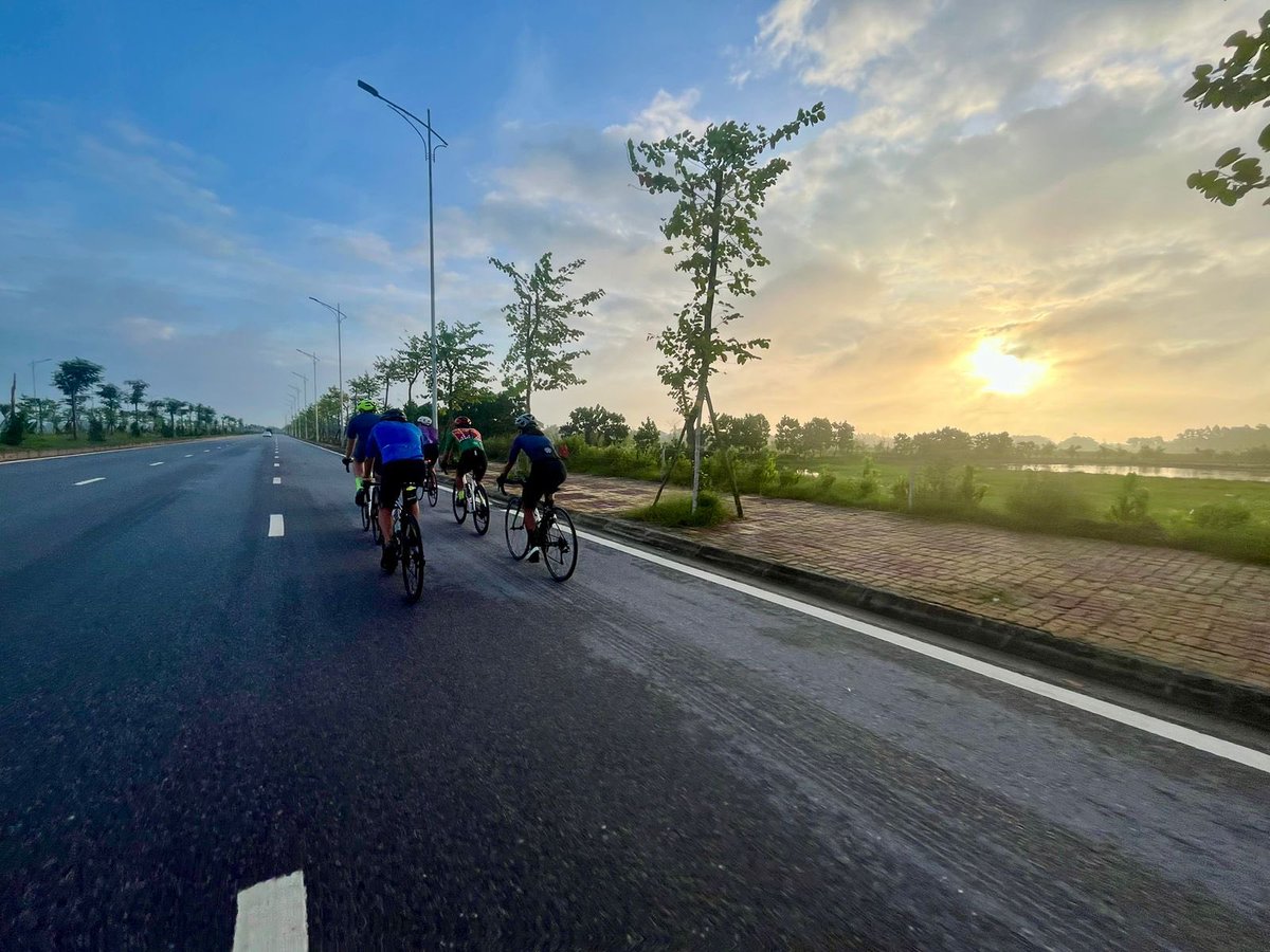MottoCycling's tweet photo. 約3週間振りのチーム朝練🚴‍♂️☀️
所用で一時帰国してたので、全然走れません。
Chapter2 TOA メンテ中の為、今日はDomane で参加です。

#cycling #roadbike #domane #trek https://t.co/ypPAtey827