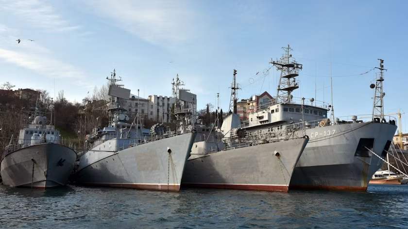 Ukraine: Russland zieht alle Schiffe aus Asowschen Meer ab.
Die ukrainische Marine führt den Rückzug auf erfolgreiche Angriffe auf russische Ziele zurück. Diese hätten Russland gezwungen, seine Schiffe an andere Orte zu verlegen.
sueddeutsche.de