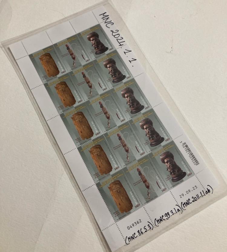 MuseedeNC's tweet photo. Merci @OPT_NC pour ce don de timbres édités en 2023 pour les 10 ans de l’exposition « Kanak, l’Art est une Parole ». Ils représentent des objets des collections que vous pouvez retrouver sur la base de données en ligne: 
https://t.co/nrTfXCx3YU https://t.co/JhgD7Z52Of