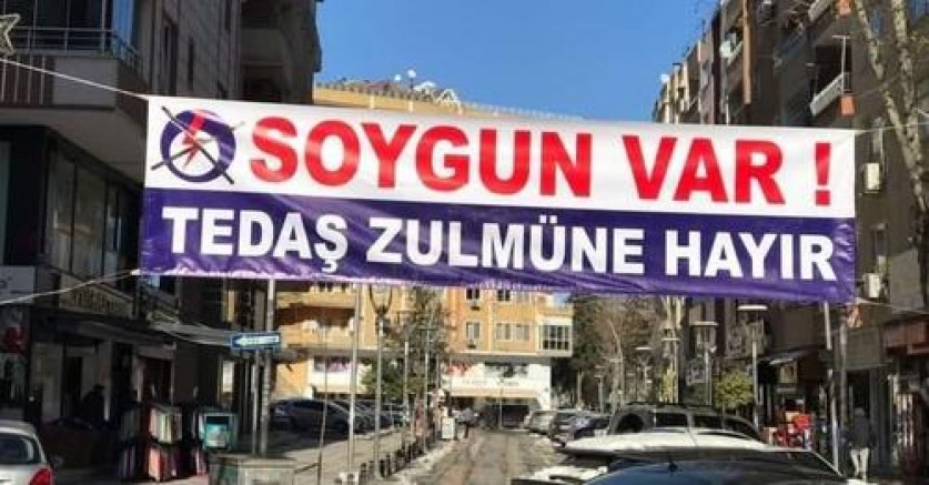 NEDEN
Elektrik Borcunu Ödeyemeyip
1 Gün Geciktiren Vatandaşa Faiz Uygulayan
Bir Süre Sonra Haciz ve Hapis Cezasına Kadar "ŞİRKETLERİN" Haklarını Koruyan Devlet(HÜKÜMET);

Alt Yapısını Yenilemeyen,
Keyfi Olarak Elektriği Kesen Şirketlere Karşı "VATANDAŞI" ın Hakkını Koru(ya)maz?