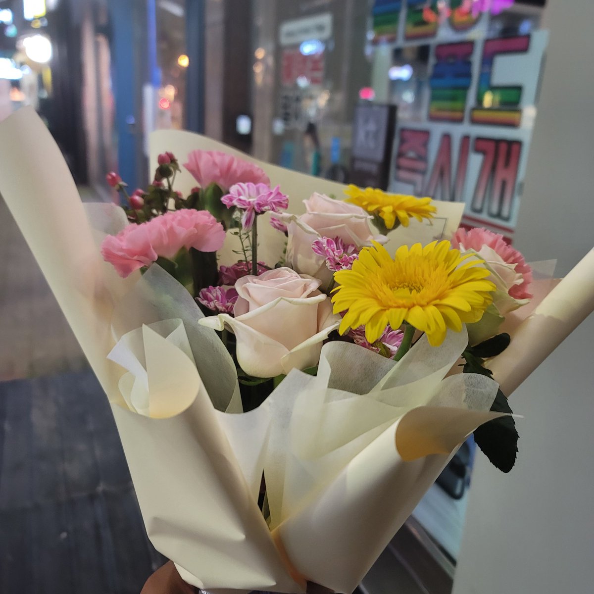 teddy_ted87's tweet photo. 어제는 10번째 만남을 축하하기 위해 꽃을 사들고 갔다ㅎ 그녀는 나름 감동했는지 커닐을 받다가 섹스까지 허락했지만..  하지않았다.. 섹스하면 관계가 깨질것같아서.. 대신 핑거링과 커닐이 끝난 후 팔베게를 해주고 내 몸을 만지는걸 허락해줬다:)
#청주 #비떱 #비떱러버 #비떱성애자 https://t.co/iqoyGuiUkT