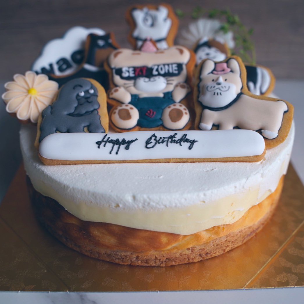 tocky_disk's tweet photo. パティシエのお友達に
お誕生日ケーキ特注で作ってもらいました！

アイシングクッキーかわいい！🐶♡🧸
・ワチ公
・セクベア

結構なお値段したけど
大満足🎂♡✧*｡٩(ˊᗜˋ*)و✧*｡

#wacci よ、広まれ🐕૮(ྀི •･•⑅ )ྀིა🐾

@bob_yoda @onope (タグ付け失礼します🙇‍♀️) https://t.co/PCHHTEU9xa