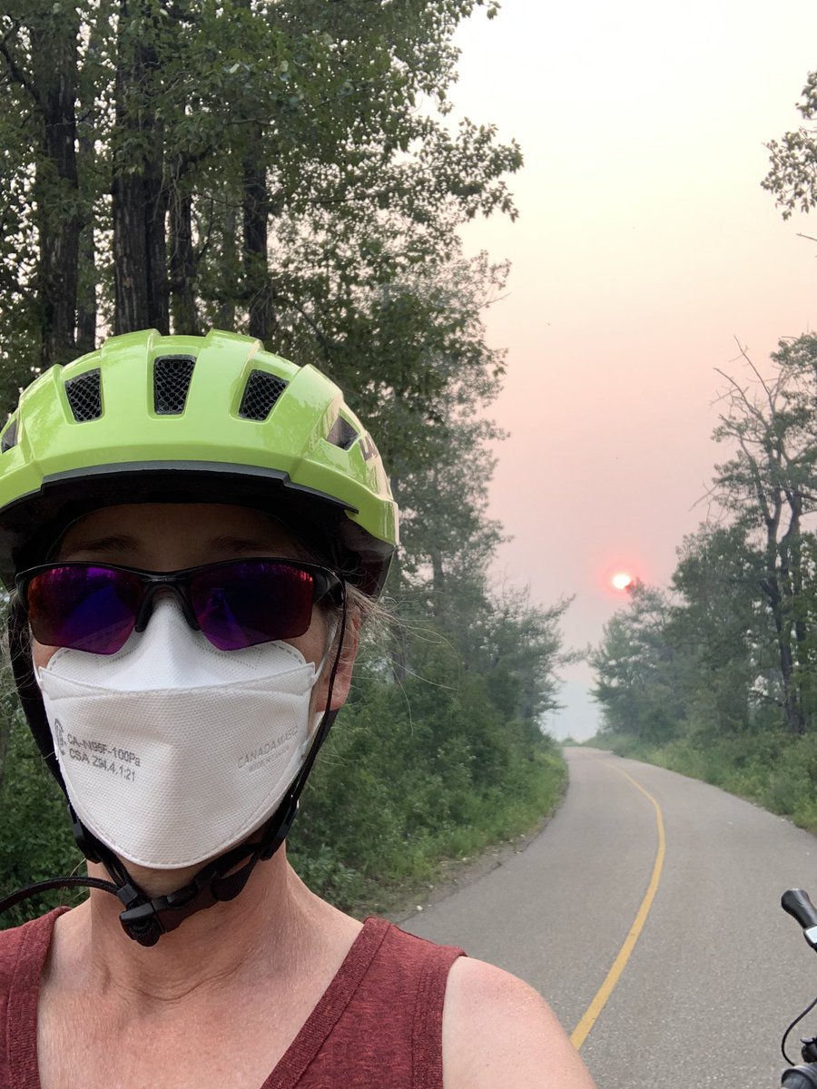Rode my bike home from pilates😷🔥. Within 5 minutes of getting on the river path I gave away 10 N95 masks to the first people I encountered. Two people said no. 10 said “yes please!!!”  Here are a few highlights. 
🧵1/