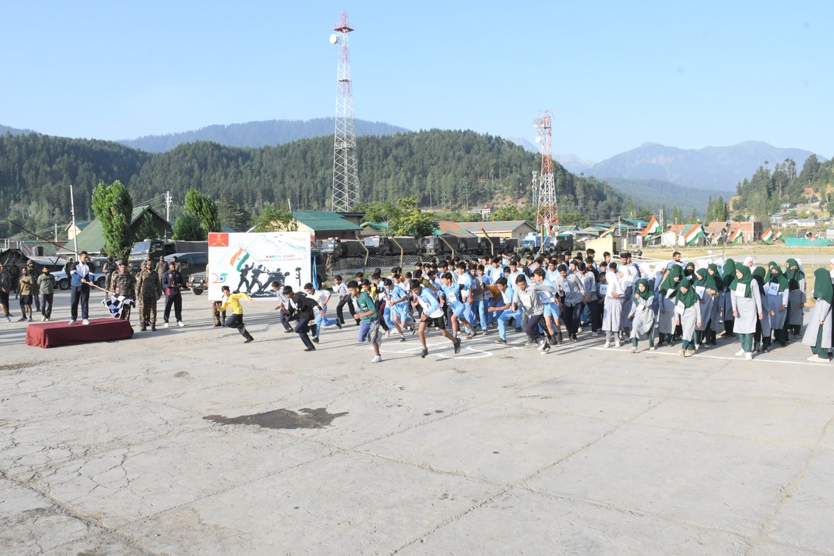 HukusBukus_786's tweet photo. Celebrating 25 Years of #KargilVijayDiwas with a spirited cross-country run!
140 #Students from remote villages near Chowkibal, #Kupwara, participated in the "Run for National Integration" to honour our heroes.

#IndianArmy #Kashmir #NayaKashmir #rains #RightToTreatment #Cabinet https://t.co/tRnvc8Brhr