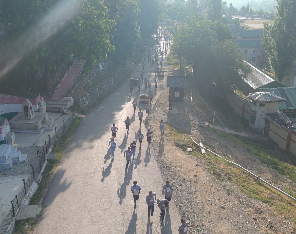 HukusBukus_786's tweet photo. Celebrating 25 Years of #KargilVijayDiwas with a spirited cross-country run!
140 #Students from remote villages near Chowkibal, #Kupwara, participated in the "Run for National Integration" to honour our heroes.

#IndianArmy #Kashmir #NayaKashmir #rains #RightToTreatment #Cabinet https://t.co/tRnvc8Brhr