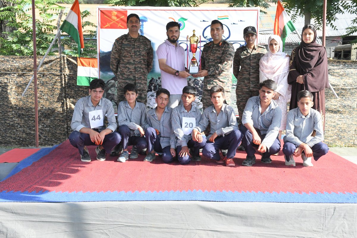 HukusBukus_786's tweet photo. Celebrating 25 Years of #KargilVijayDiwas with a spirited cross-country run!
140 #Students from remote villages near Chowkibal, #Kupwara, participated in the "Run for National Integration" to honour our heroes.

#IndianArmy #Kashmir #NayaKashmir #rains #RightToTreatment #Cabinet https://t.co/tRnvc8Brhr