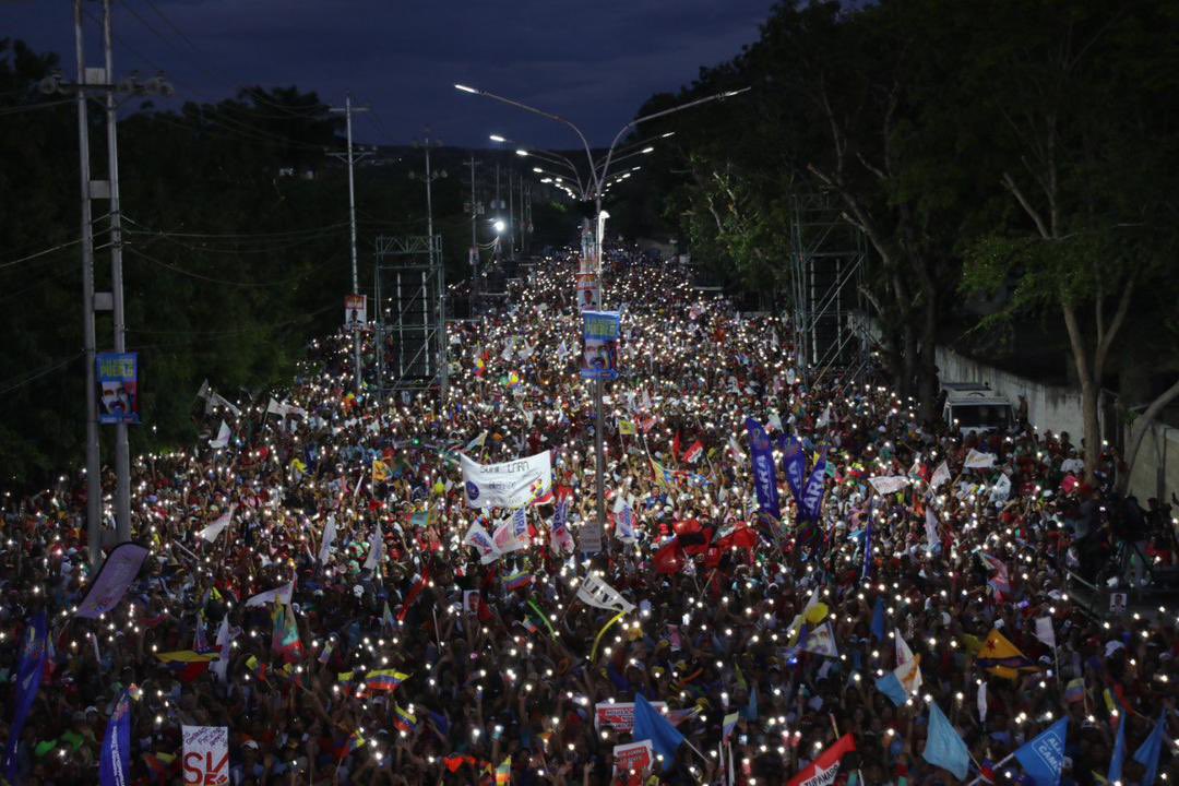 LuisJonasReyes's tweet photo. Que hermoso acto el realizado en nuestra ciudad de #Barquisimeto. El pueblo patriota salió a las calles con la intención de demostrar su apoyo a la paz, a la prosperidad y a todo lo representa el Presidente @NicolasMaduro. Sigamos construyendo la histórica victoria del próximo #28J