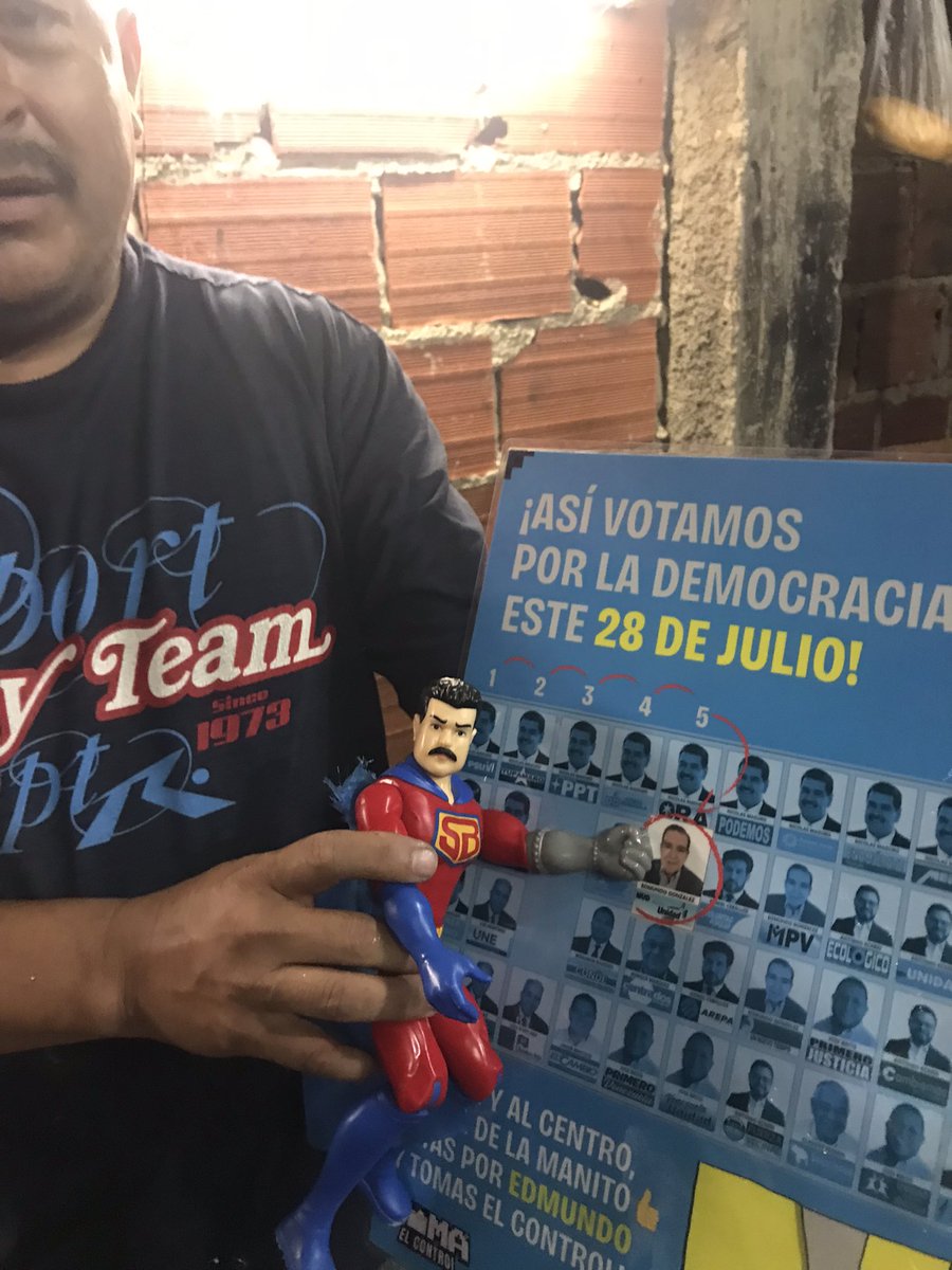 camargokgh's tweet image. Desde un barrio de Petare , el señor bigote nos muestra cual es el candidato más favorable para lograr el cambio en paz ,este #28Julio #TomaelControl #VenezuelaDecide @EdmundoGU @MariaCorinaYA @hectorres @LuisCarlos @Naky @esteninf @rohernandezm_