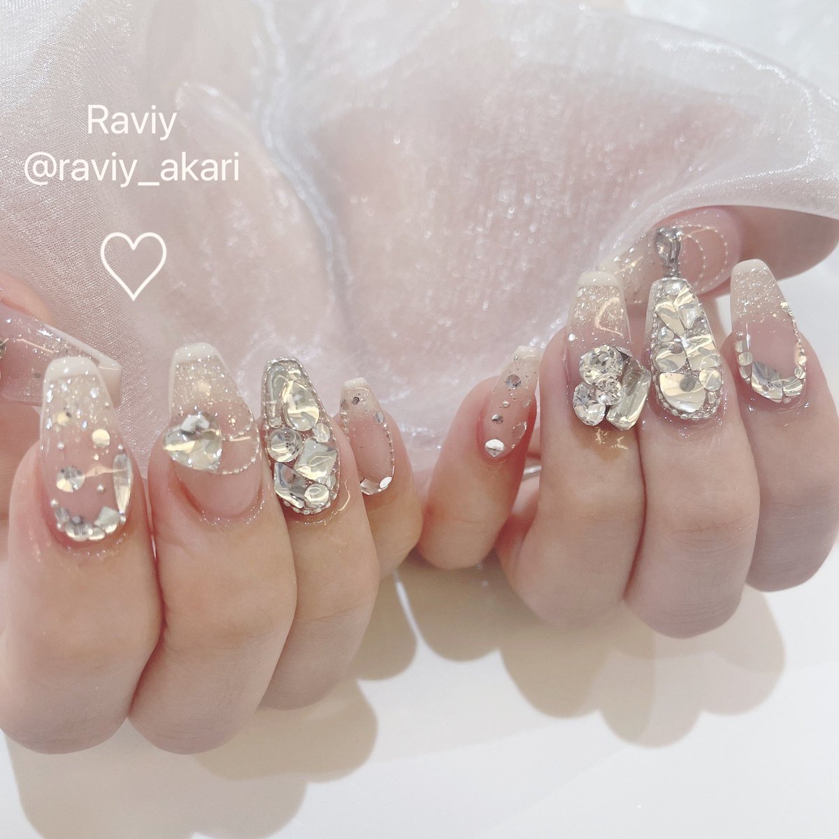 raviy_staff's tweet photo. 指先から夏感じてる🐚💕
Raviyの宝石ネイルが優勝🫶🫶 https://t.co/IH9MzaFCQ2