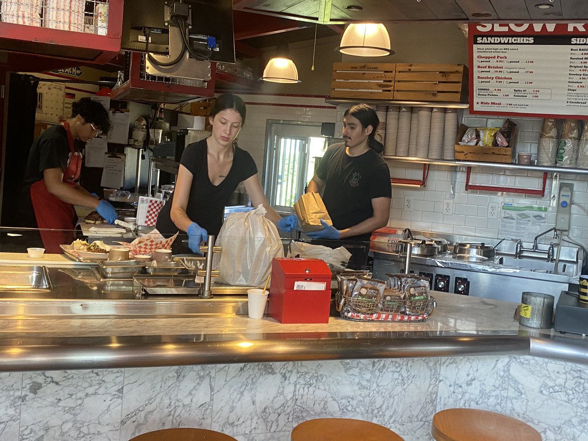 JenDowlingNews's tweet photo. @fox13seattle The team is staying positive, despite last Sunday's break-in.
"We love west Seattle, and we are still here, going strong," said Jeremy McLachlan, Director of Operations for Pecos Pit BBQ. #fox13 #seattle #pnw #pecospit #westseattle @fox13seattle @PecosPit https://t.co/RjIOjBAciL