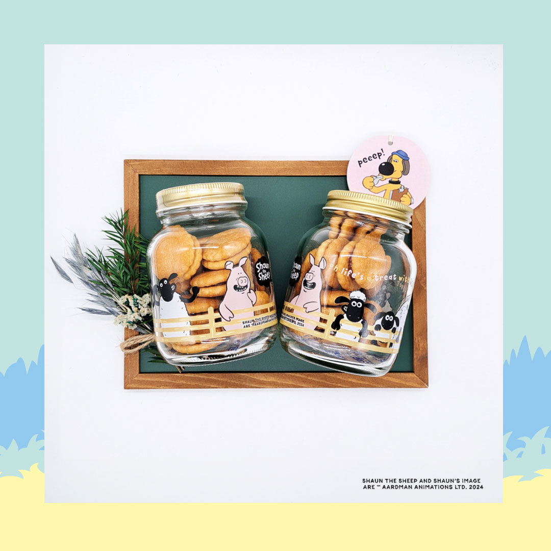 aardman_jp's tweet image. ／
🍪第6弾目のクッキーボトルが登場🍪
＼

ショーンと仲間たちが顔を出している可愛いデザイン🐑

アップルジャムサンドクッキー13粒入り🍎🍎

自分用のおやつに
お友達へのプレゼントに オススメです🎁🐑

✅aardman-jp.com/shaun/news/top…

商品サイズ：約7.2×7.2×10㎝
#ひつじのショーン #shaunthesheep