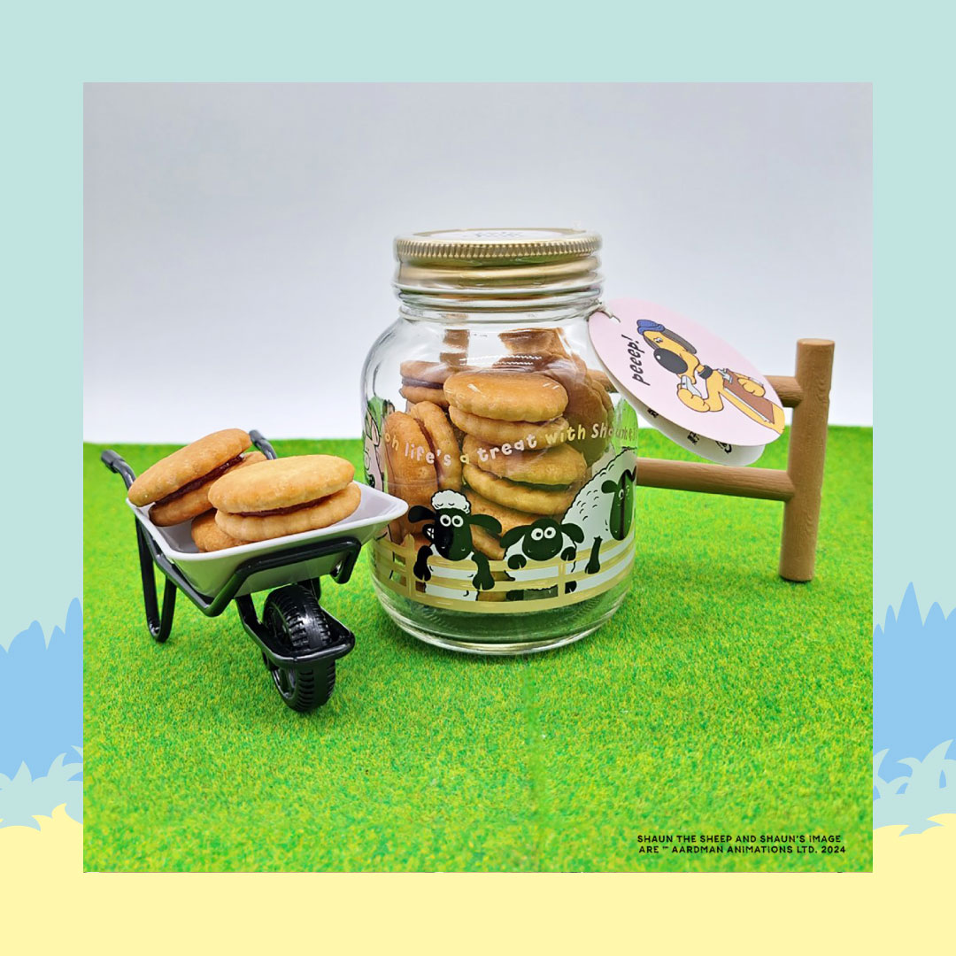 aardman_jp's tweet image. ／
🍪第6弾目のクッキーボトルが登場🍪
＼

ショーンと仲間たちが顔を出している可愛いデザイン🐑

アップルジャムサンドクッキー13粒入り🍎🍎

自分用のおやつに
お友達へのプレゼントに オススメです🎁🐑

✅aardman-jp.com/shaun/news/top…

商品サイズ：約7.2×7.2×10㎝
#ひつじのショーン #shaunthesheep