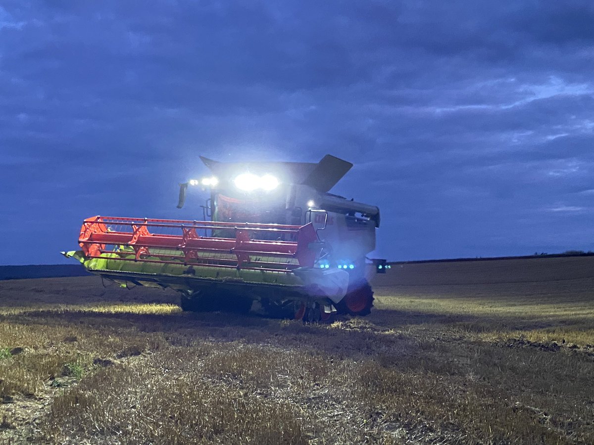 LePogamGuillaum's tweet photo. La #moisson2024 la nuit avec les voisins qui viennent nous voir 
@MatheoLEPogam explique le métier,la séparation du grain,la paille,dans son rôle de @Fragritwittos https://t.co/3KnIm2rNDe