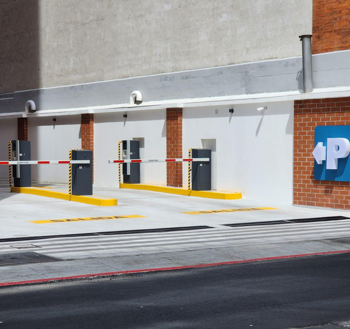 Meypar's tweet photo. The presence of Meypar solutions in health centers in Latin America is growing. From large complexes to buildings like Prospere 14, a project of elegant and modern design in Guatemala City and equipped with a parking control system #Meypar. https://t.co/AuRpsqHl6E