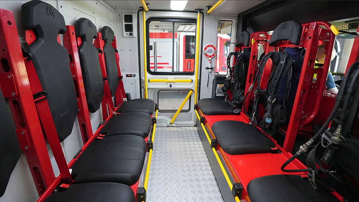 teambestioles's tweet photo. #JeudiBestiole
A la demande d'1 groupie, direction la Slovénie 🇸🇮 avec ce #Multistar 🚒 @IVECO Eurocargo 18 E32 4 x 2 carrossé par @magirus_group
Cabine 1+8
Hauteur de travail 30,5 m
PLTF 300 kg
Portée max 16,5 m
1 600 l d'💧
Pompe 3 000 l/mn à 10 b et 250 l/mn à 40 b
GE
Mât 🔦 https://t.co/pXJuYlqJEe