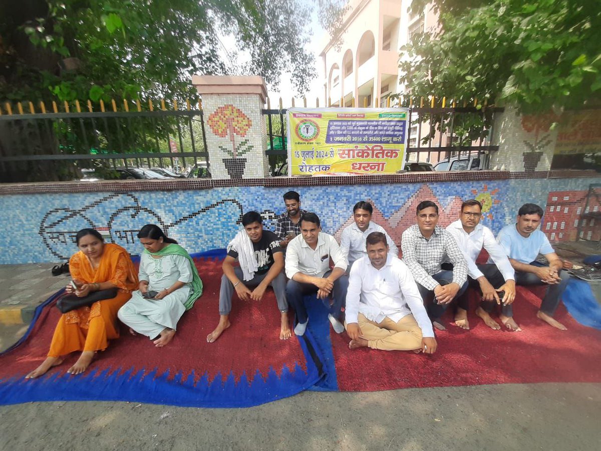 hryclerk_1's tweet photo. ये साईकिल यात्रा, पैदल यात्रा, सडको पर बैठकर सरकार का विरोध करना, गिरफ्तारियां देना... ये सब किसके लिए किए जा रहे हैं?
सोच कर देखना और अगर समझ आ जाए तो 28 जुलाई को पंचकुला खड़े मिलोगे
#HaryanaClerk35400
#हरियाणा_लिपिक_35400
@NayabSainiBJP @DeependerSHooda @anuragdhanda @Dkanwari https://t.co/tsFnCsS2xe