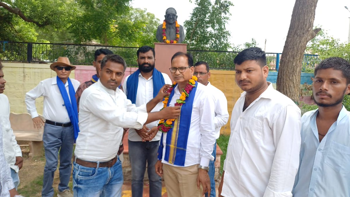 kailash_asp's tweet image. लोहावट (फलौदी) जोधपुर संभागीय समीक्षा मीटिंग में जाते हुएं ओसियां मे बाबा साहेब की प्रतिमा पर पुष्पांजलि करते हुए। 
ओसियां की टीम माननीय प्रदेश अध्यक्ष @AmarHarsolia हरसोलिया जी, मोहन लाल बैरवा सदस्य कोर कमेटी मिशन 78 (का.) एवं प्रदेश टीम का स्वागत किया
@BhimArmyChief