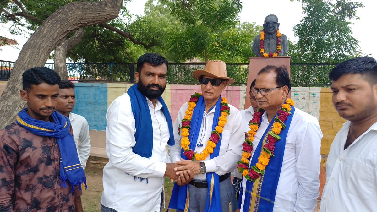 kailash_asp's tweet image. लोहावट (फलौदी) जोधपुर संभागीय समीक्षा मीटिंग में जाते हुएं ओसियां मे बाबा साहेब की प्रतिमा पर पुष्पांजलि करते हुए। 
ओसियां की टीम माननीय प्रदेश अध्यक्ष @AmarHarsolia हरसोलिया जी, मोहन लाल बैरवा सदस्य कोर कमेटी मिशन 78 (का.) एवं प्रदेश टीम का स्वागत किया
@BhimArmyChief