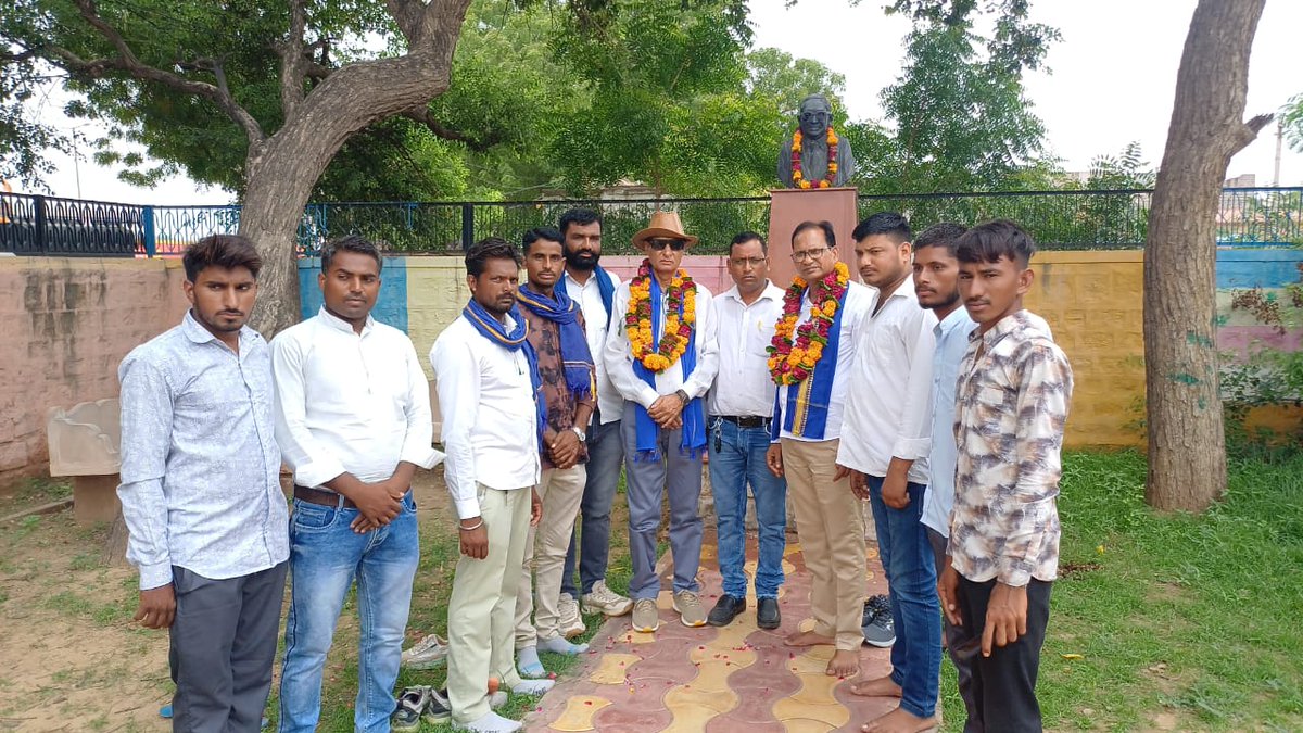 kailash_asp's tweet image. लोहावट (फलौदी) जोधपुर संभागीय समीक्षा मीटिंग में जाते हुएं ओसियां मे बाबा साहेब की प्रतिमा पर पुष्पांजलि करते हुए। 
ओसियां की टीम माननीय प्रदेश अध्यक्ष @AmarHarsolia हरसोलिया जी, मोहन लाल बैरवा सदस्य कोर कमेटी मिशन 78 (का.) एवं प्रदेश टीम का स्वागत किया
@BhimArmyChief