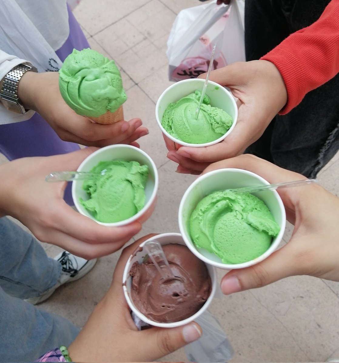 لسا راجعه م القاهره بقالى ساعه بس 
وحاسه انى محتاجه ارجع هناك تانى 
والل هو لا وسط البلد وتيتا وخوالى وحشونى رجعونى تانى معلش♥♥♥♥🫠