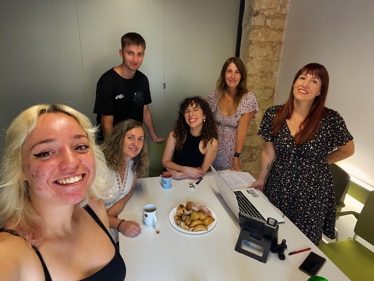 intermundo_com's tweet photo. Almuerzo #Intermundo para celebrar el cumpleaños de nuestra compi Anita ❤️❤️❤️ ¡Muchas felicidades! 🎉 🥳
#agenciadigital #agenciacomunicacion #rrpp #publicrelations #intermundo #pr #alicante #happybirthday #anita https://t.co/pno8xl9eVf