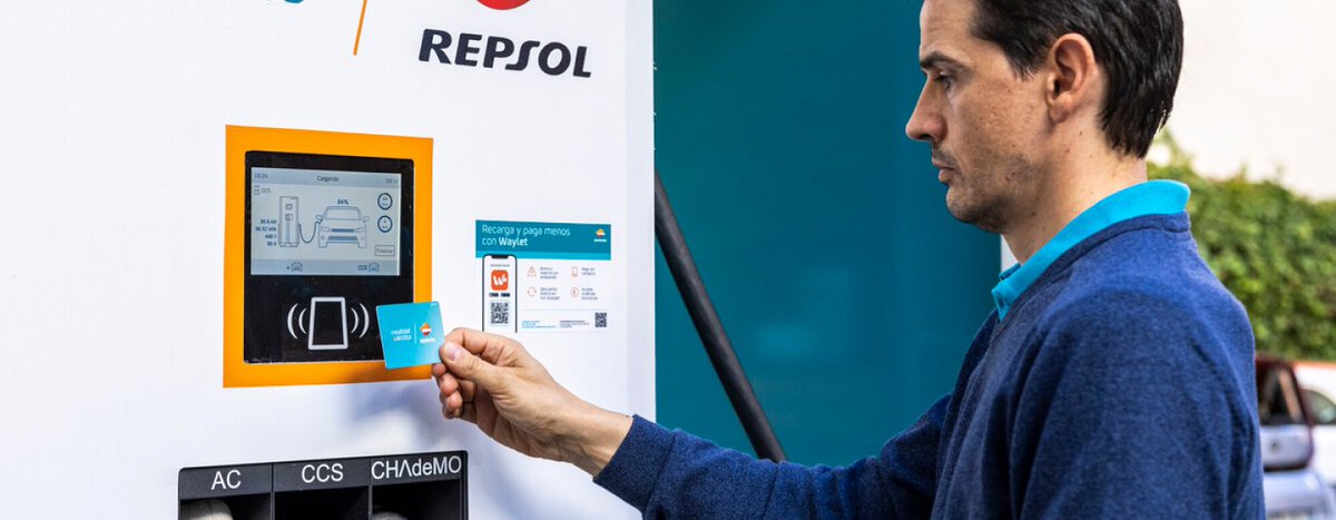 javierriveroarc's tweet photo. @Repsol Por más que he llamado a distintos teléfonos de @repsol, atención al cliente, #movilidadelectrica ,#solred, etc... nadie me ha sabido decir qué tarjeta #RFID es la que se ve en este video con la que pueda activar la carga sin tener que usar #waylet. 
¿Alguien lo sabe? https://t.co/CO4s200ylf