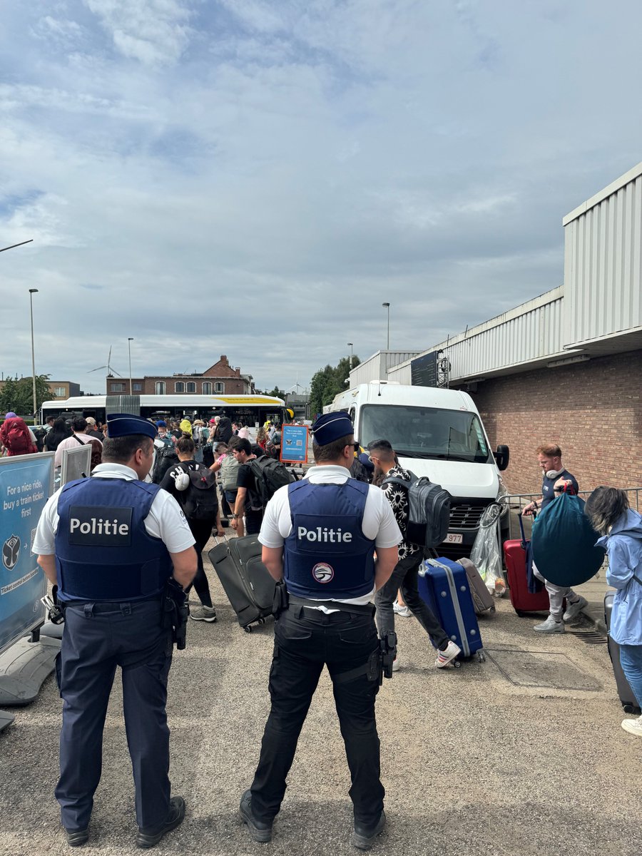 Politie_Rupel's tweet photo. Welkom op #Tomorrowland WE2! Wij zijn er klaar voor!
Laat jouw waardevolle voorwerpen thuis of huur een kluisje op het terrein. Toch slachtoffer van diefstal? Dien meteen klacht in bij onze politietent vlak voor de hoofdingang (do: DV / vr-za-zo: TML). #TML24 #PZR #hiernumorgen https://t.co/e4athCrcJZ