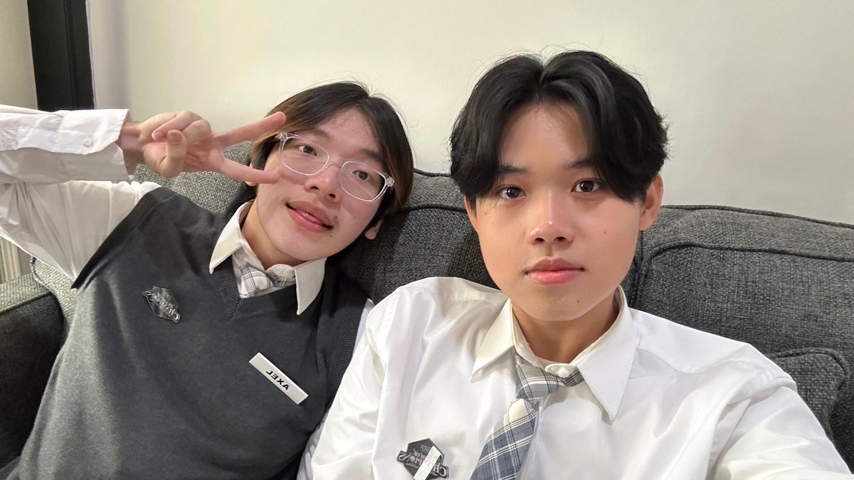 kevnyaw's tweet photo. potd (photos of the day) axel ft duo nus + yunus 🥺🥺 #axelots #kevin #sandyourheart #maxwell https://t.co/Nryt5ztRJL