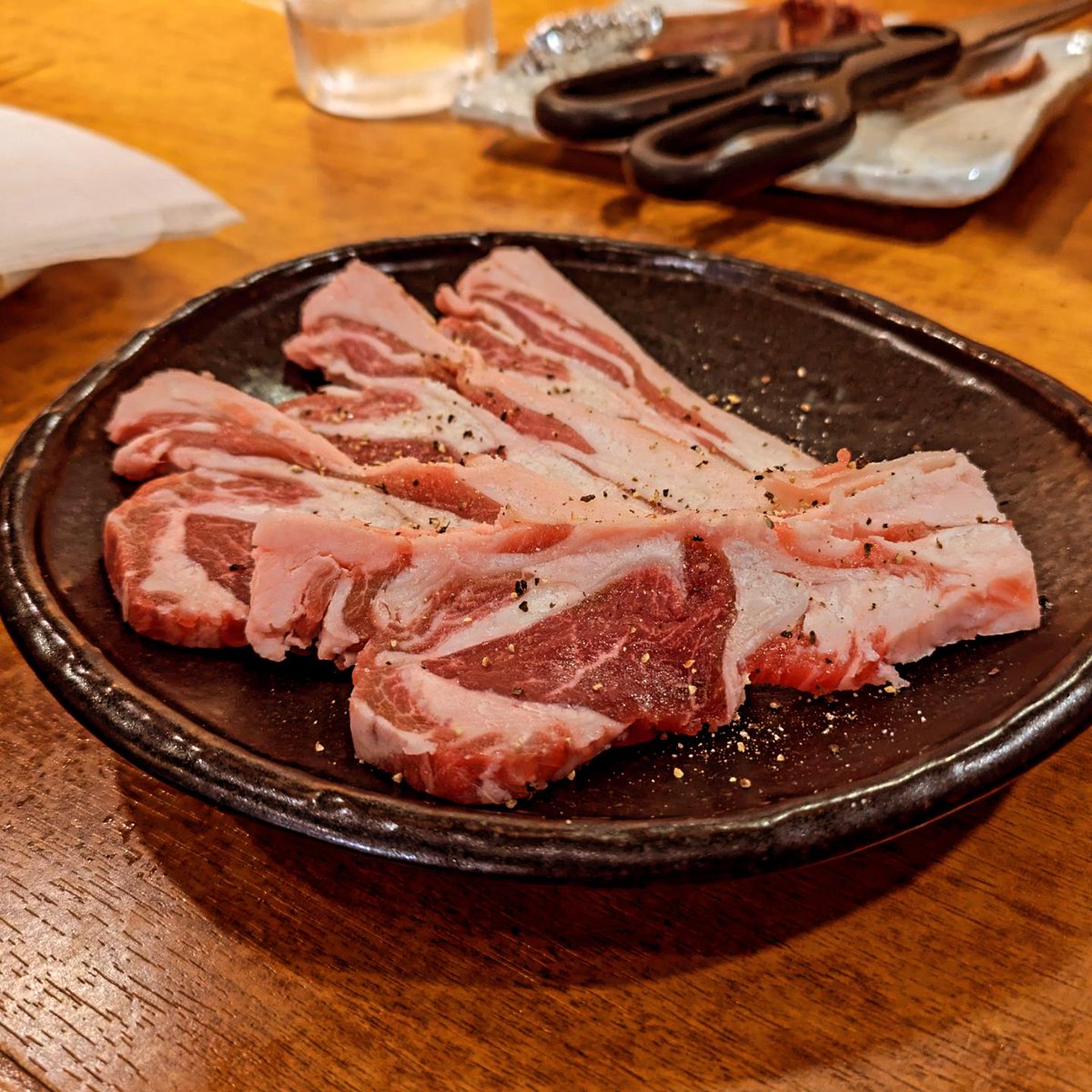 silkorz's tweet photo. 今日は、新宿三丁目にある生ラムのジンギスカンが堪能できる��名店「ジンギスカン新宿牧場」さんで、北海道限定のサッポロCLASSIC🍺を飲みながら美味しい生ラムのジンギスカンを堪能しております🤩 https://t.co/VJg1WkGaAn
