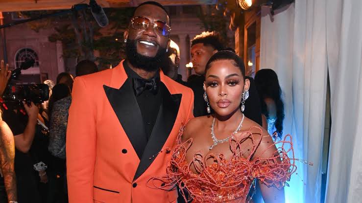 LankaTing's tweet photo. Mwaka 2014 kabla ya kwenda jela, Rapa Gucci Mane alimpa mpenzi wake, Keyshia pesa zote alizokuwa amebakiwa nazo $3M-Tsh B.8+ ili aweze kujihudumia akiwa jela. Gucci Mane baadaye aliachiliwa mwishoni mwa 2016 na mpenzi wake alimkaribisha kwa kiasi kikubwa cha $9M-Tsh B.24.2+ https://t.co/ZKRoADw3Sx