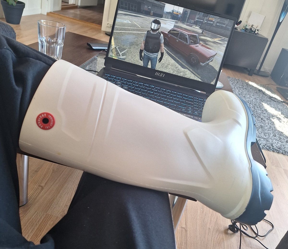 My gaming boots for today, my <a href="/Rubber_Kra/">Rubber_Kra</a> 🐶 woofers white rubber Dunlops 🥴, huff 😛🤍