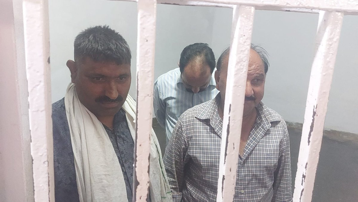 thimanshut's tweet photo. आगरा में पूर्व मंत्री के बेटे की दबंगई का मामला. पूर्व मंत्री के बेटे संजीव पाल को पुलिस ने लिया हिरासत में. संजीव पाल ने रिक्शा चालक की कर दी थी पिटाई. पूर्व मंत्री बीजेपी नेता उदयभान का पुत्र है संजीव पाल. पूर्व मंत्री का नाती भी काट रहा है जेल. https://t.co/sDkrlIr57v