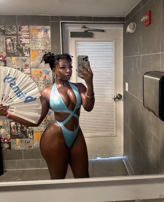 Mariel61911169's tweet photo. T'as envie de jouir 🥵🤩
Te chauffer, te vider les couilles complètement 
Je suis là pour t'amener au septième ciel 😻😘😋🍆🍑
Dm sur télégramme https://t.co/GxRWJkwNuP🥰 
Rt et follower 🥰😘 https://t.co/6vwt1zkOdr