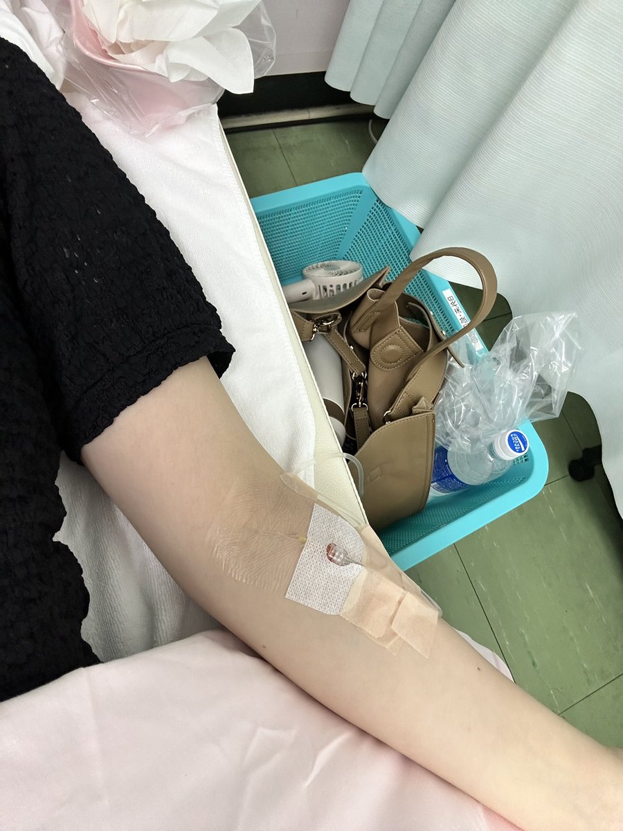 __irohadayoo's tweet photo. 今朝から体調悪くて会社着いてすぐに早退したけど家着くまでに力尽きて吐いて倒れて救急車で運ばれてしまった、、
手の震えと涙止まんなくて呼吸するのもしんどくてすごく怖かった、、
助けてくれた周りの人たちに感謝しかないです。 https://t.co/x4tZ8tOjMv
