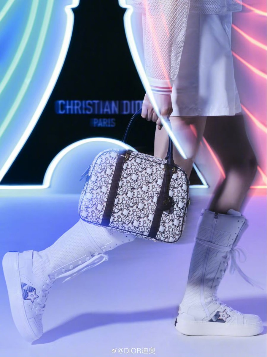 Elilathebest's tweet photo. Dior presents the new DIOR VIBE limited edition series, interpreting the contemporary trend style. #GranHermano #TamannaahBhatia #dax18 #loveisland #Drisey #Pakistan #ซีรีส์หยดฝนกลิ่นสนิม #Israel #مشاري_وأسرته_في_ذمة_الله #الخميس_الونيس https://t.co/oSKWuUDfhU