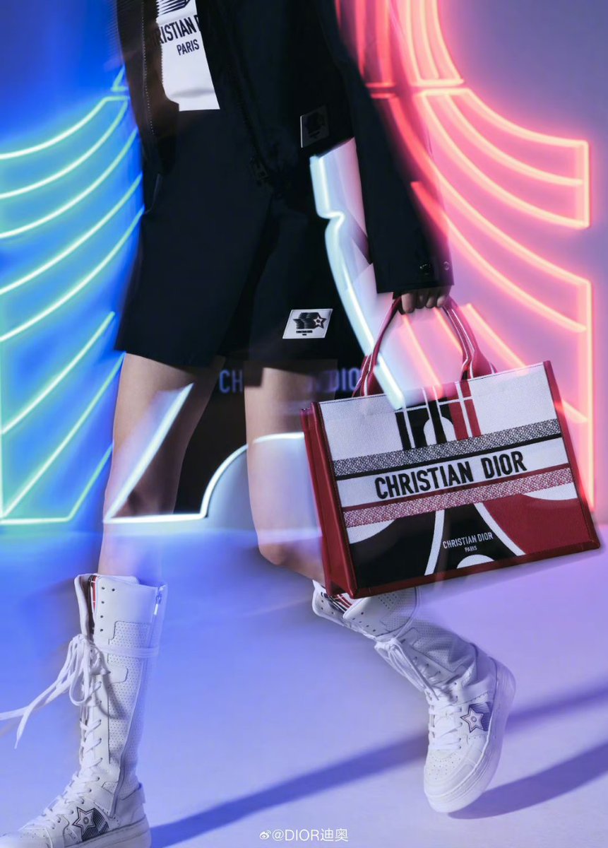 Elilathebest's tweet photo. Dior presents the new DIOR VIBE limited edition series, interpreting the contemporary trend style. #GranHermano #TamannaahBhatia #dax18 #loveisland #Drisey #Pakistan #ซีรีส์หยดฝนกลิ่นสนิม #Israel #مشاري_وأسرته_في_ذمة_الله #الخميس_الونيس https://t.co/7x4FsI0tsn
