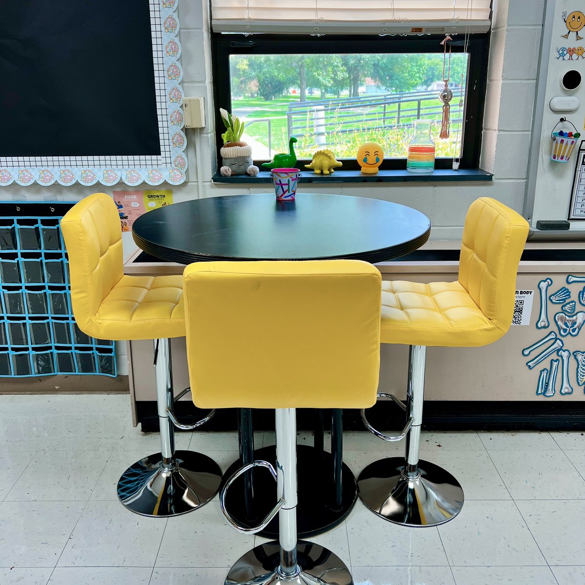 hellomrssnyder's tweet photo. I love this little space in my room! #middleschoolscience #middleschoolclassroom #scienceclassroom https://t.co/ZOqVkJ2TSi