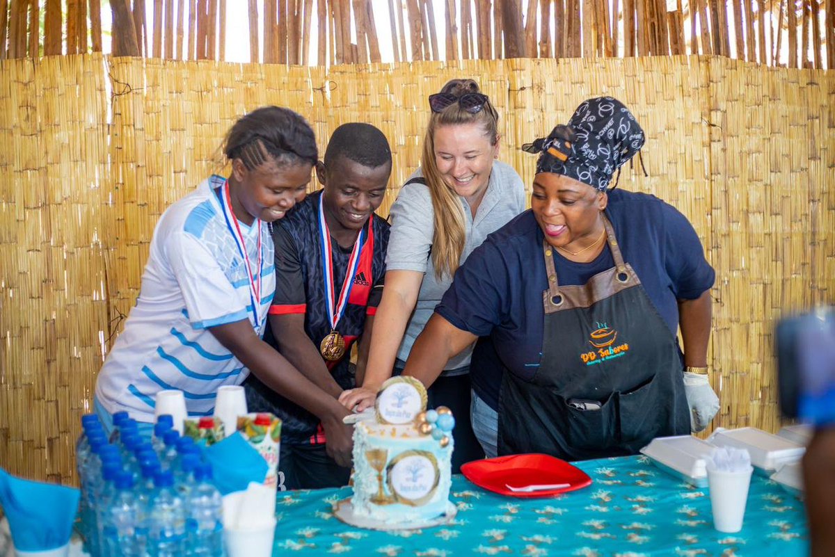 CanHCMozambique's tweet photo. The Mozambican experience shows that dialogue can contribute to create a culture of peace.
Canada visited a #PeaceClub in Nampula -- they play an integral role in the #DDR process, promoting social inclusion and reintegration in affected communities. https://t.co/ezzGQE3IN6