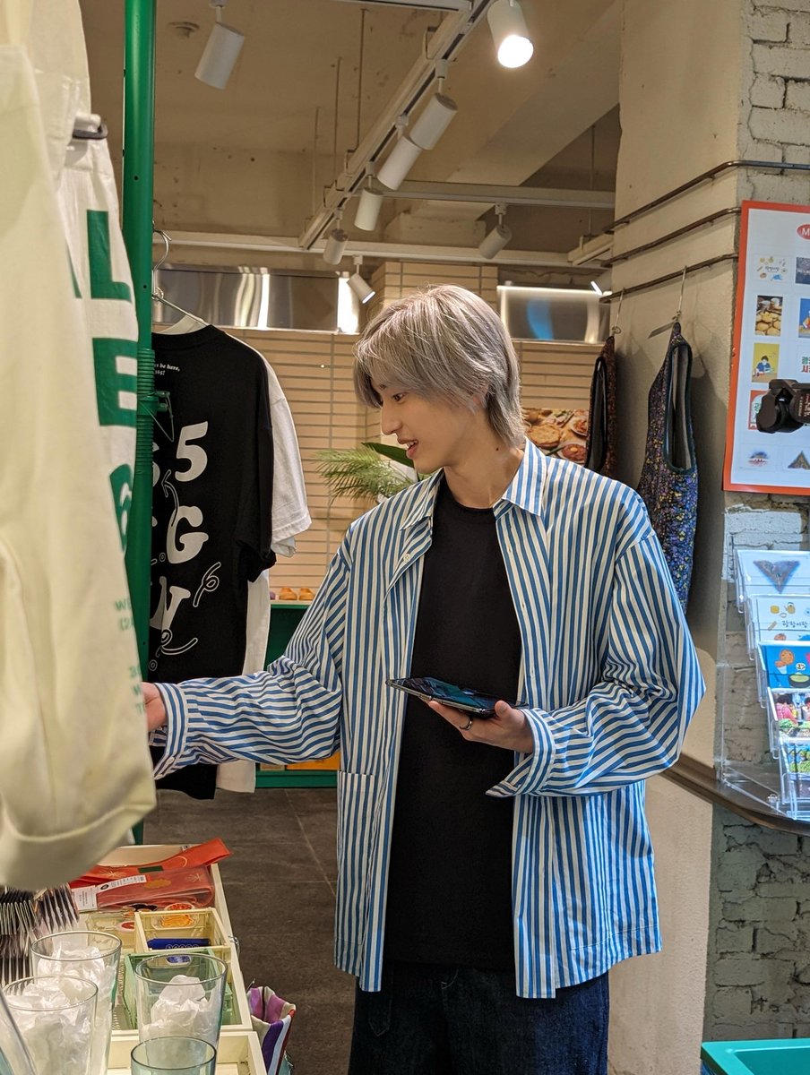 広蔵市場にある雑貨店で、 なにわ男子のメンバーに お土産を選んでいる