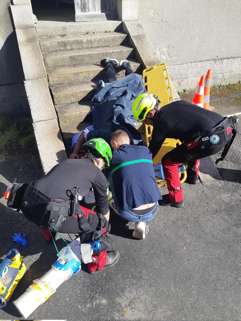Même pendant les vacances, la team continue de s'entraîner pour préparer les championnats de France.

@assistance.ambulance.officiel <a href="/bergerlevrault/">Berger Levrault</a> @decathlon #superU @msasafety @wescue_france @life_support_france_formations

#teamrescue #sdis44traumateam