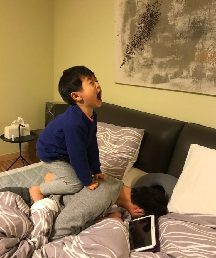 feelsoyoung27's tweet photo. #TheBoyfriend

Shun with his son      vs    Dai with his son https://t.co/bpJnxMkWEZ