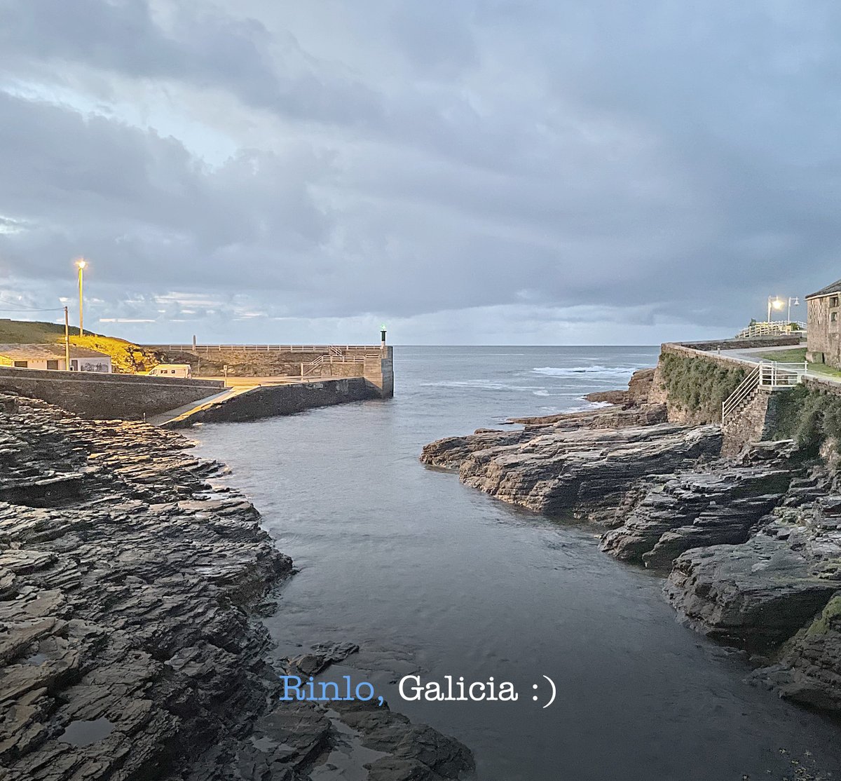 Bos días desde Rinlo,

Feliz Día de #Galicia 💙💙💙 Feliz Día da #PatriaGalega
