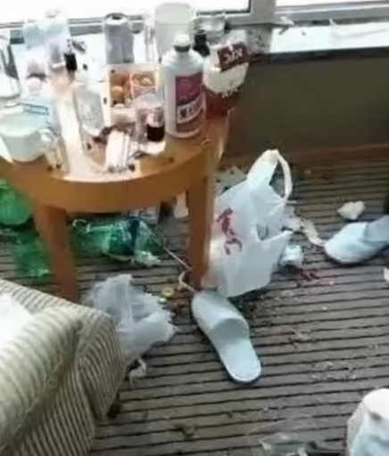 general_fand's tweet photo. 【中国人観光客】
中国人観光客が2人で民泊を予約して実際は10人以上で宿泊して、部屋はゴミ屋敷。民族性でしょうかｗ https://t.co/rizHUNad0D