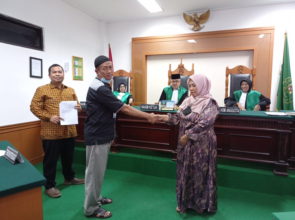 xpabogor's tweet photo. Alhamdulillah  satu lagi perkara Cerai Talak berhasil di Mediasi dengan hasil rujuk  oleh Mediator dan Hakim Pengadilan Agama Bogor.
Dengan demikian, permohonan Cerai Talak pun dicabut oleh pemohon. https://t.co/3jmQpg66eJ