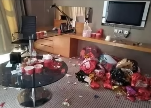 general_fand's tweet photo. 【中国人観光客】
中国人観光客が2人で民泊を予約して実際は10人以上で宿泊して、部屋はゴミ屋敷。民族性でしょうかｗ https://t.co/rizHUNad0D